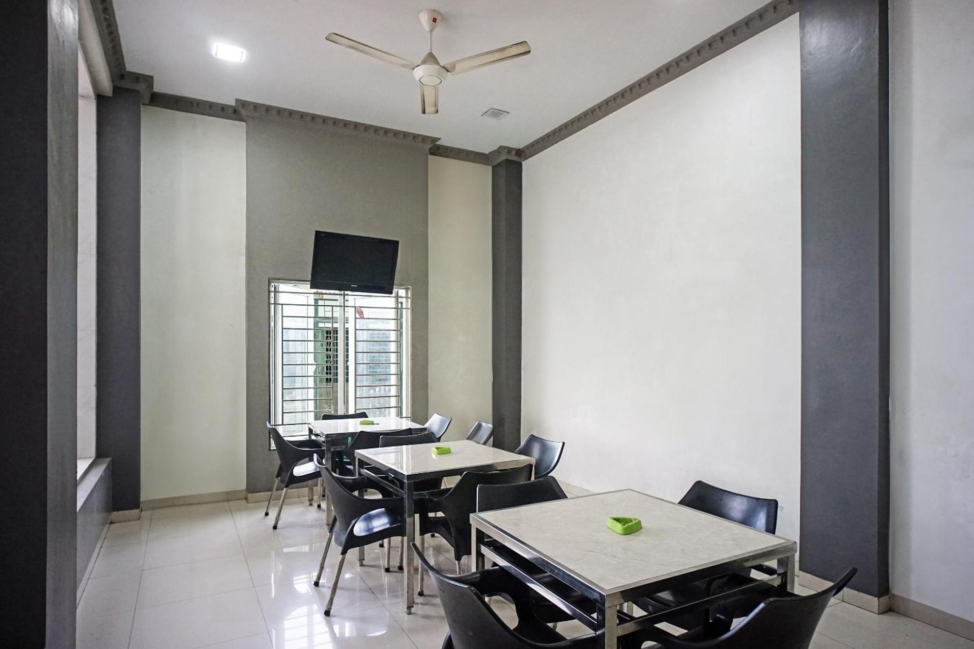 Oyo 93355 Maestro Syariah Hotel 2*