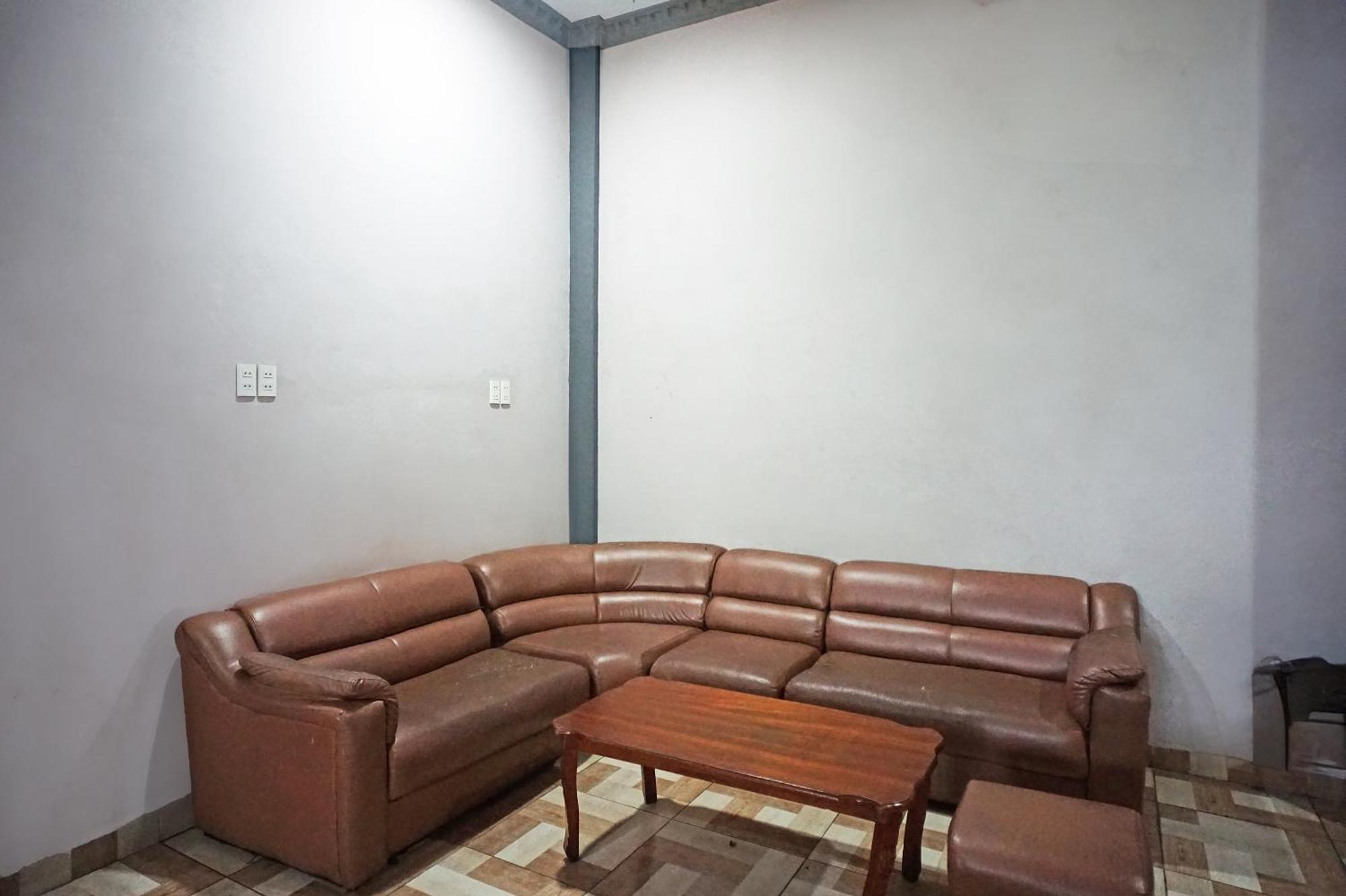 Oyo 93355 Maestro Syariah Hotel 2*