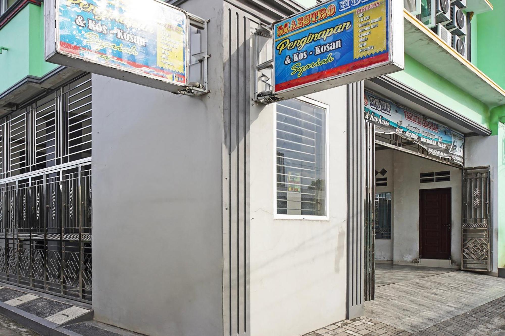 Oyo 93355 Maestro Syariah 2* Medan
